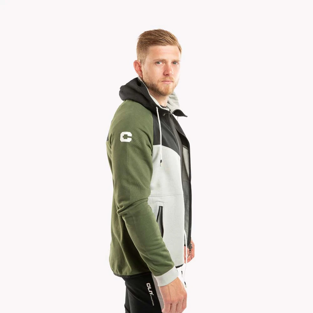 CLN Redirect Hood Forest Green mjuk zip-hoodie med paneler i grönt, grått och svart, buren av en man i profil., bild 1 av 3
