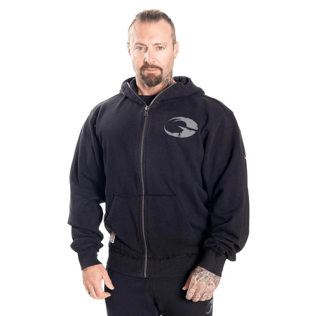 GASP Original Hoodie Black, en svart luvtröja med dragkedja i tung bomull med obearbetade kanter och logotyp på bröstet.