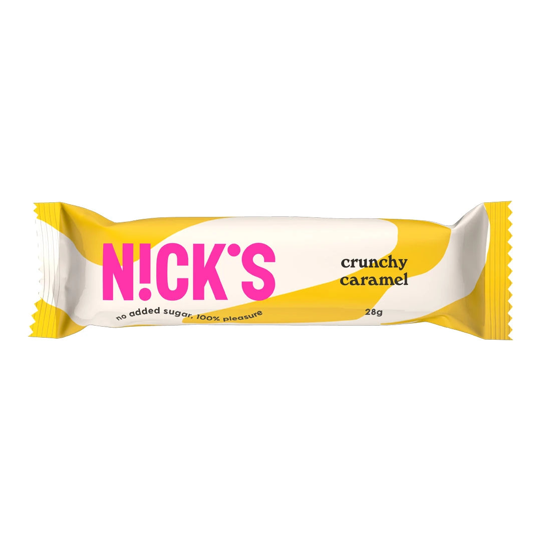 Nicks Crunchy Caramel 28 g chokladbar i ett vitt omslag med gula detaljer och rosa logotyp., bild 1 av 1