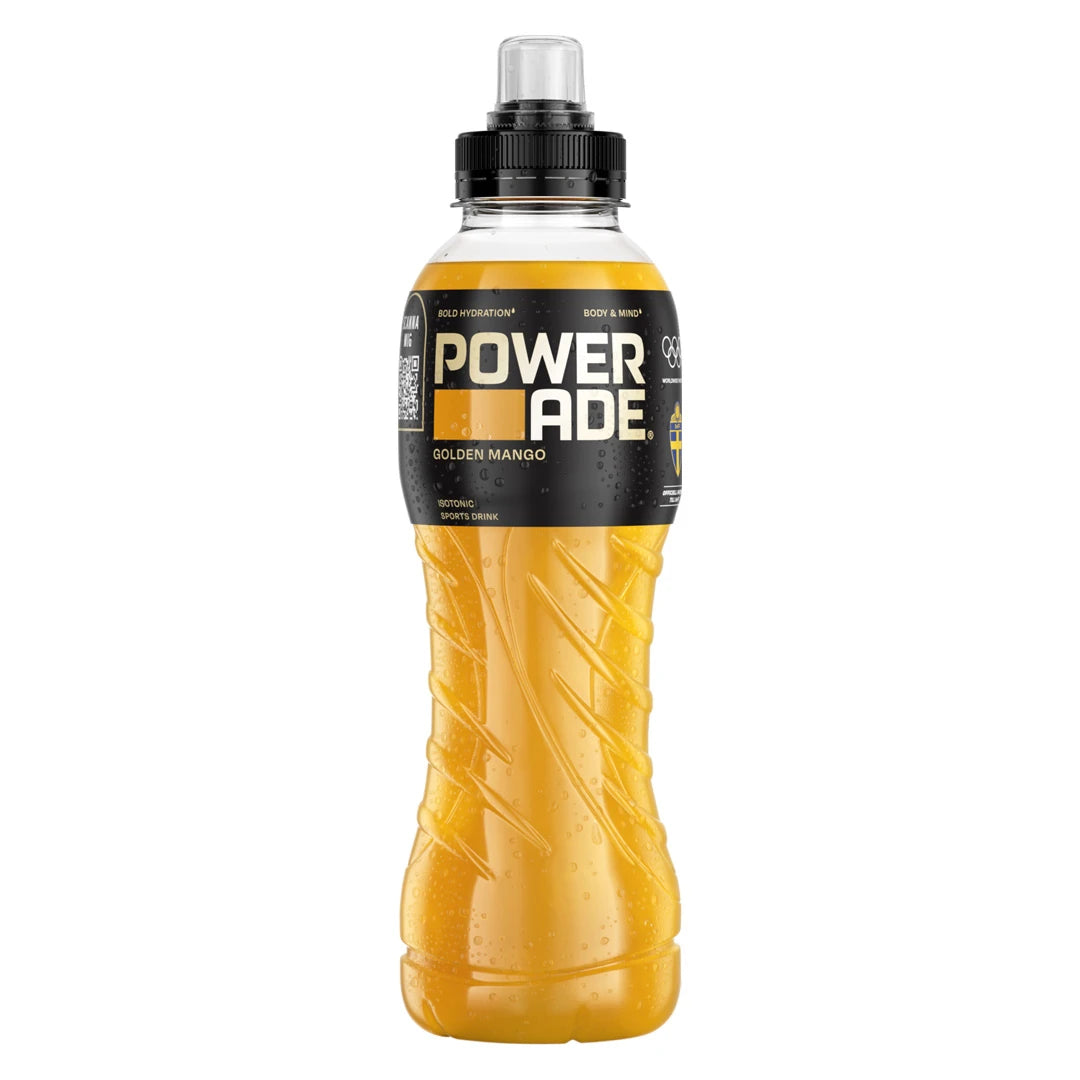 Powerade 500 ml sportdryck i en transparent flaska med svart etikett och orange innehåll för smaken Golden Mango.
