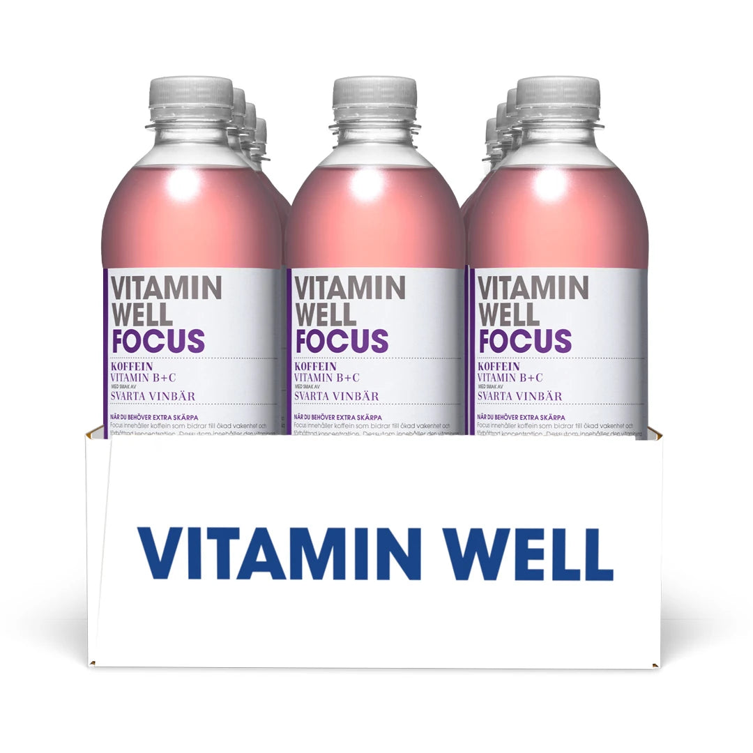 12 x Vitamin Well 500 ml Focus Svarta Vinbär i en vit kartong med klara plastflaskor, rosa dryck och lila detaljer., bild 1 av 1