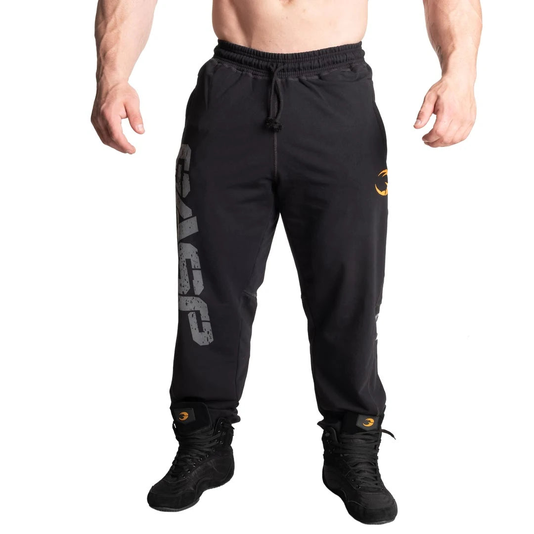 GASP Vintage Sweatpants Black, svarta träningsbyxor med smalare passform, dragsnöre och stor logga längs benet., bild 3 av 6