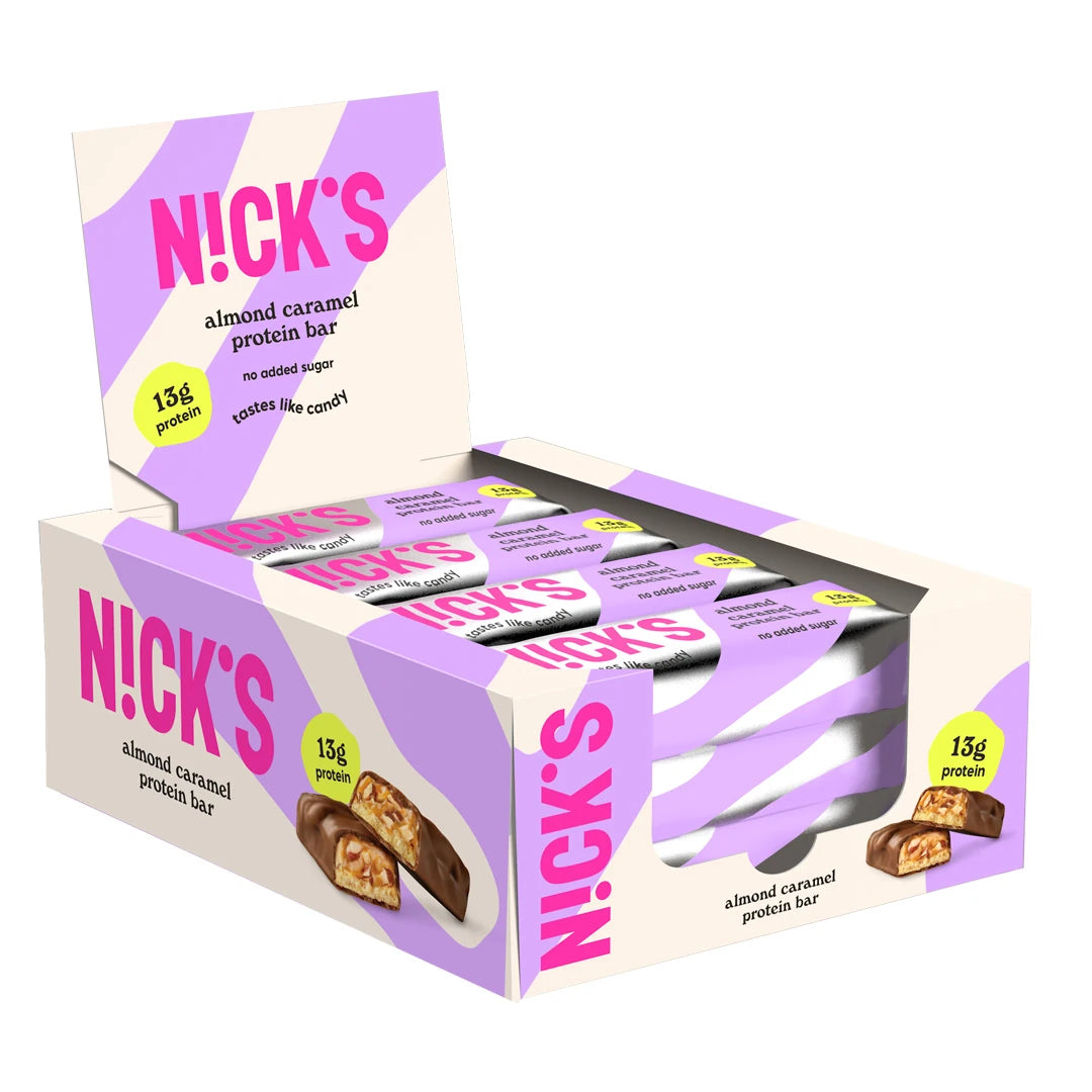 12 x NICKS Soft bar 50 g Almond Caramel i en lila och vit displaybox med matchande förpackningar., bild 1 av 1