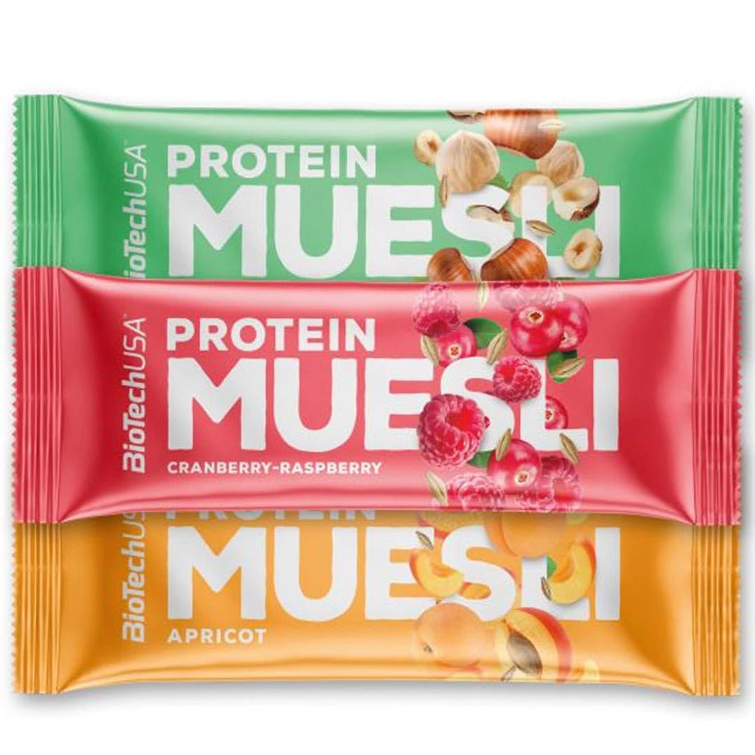 Tre färgglada förpackningar av BioTechUSA Protein Muesli Bar 30 g staplade på varandra, med smakerna hasselnöt, tranbär-hallon och aprikos., bild 1 av 1